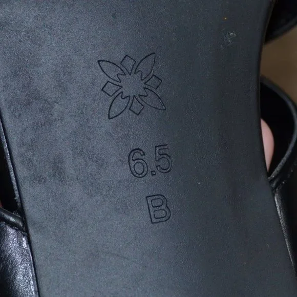 NWOB BCBGeneration Dana Edgy Studded Black and Gold Leather Sandal Size 6.5 - Picture 7 of 8